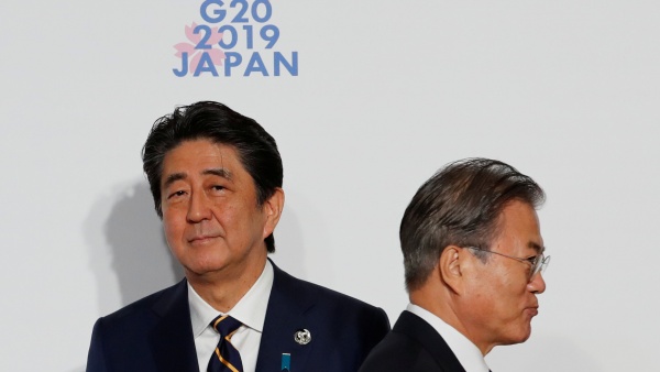 Abe Shinzo, japán miniszterelnök (balra) és Mun Dzsein, Dél-Korea elnöke