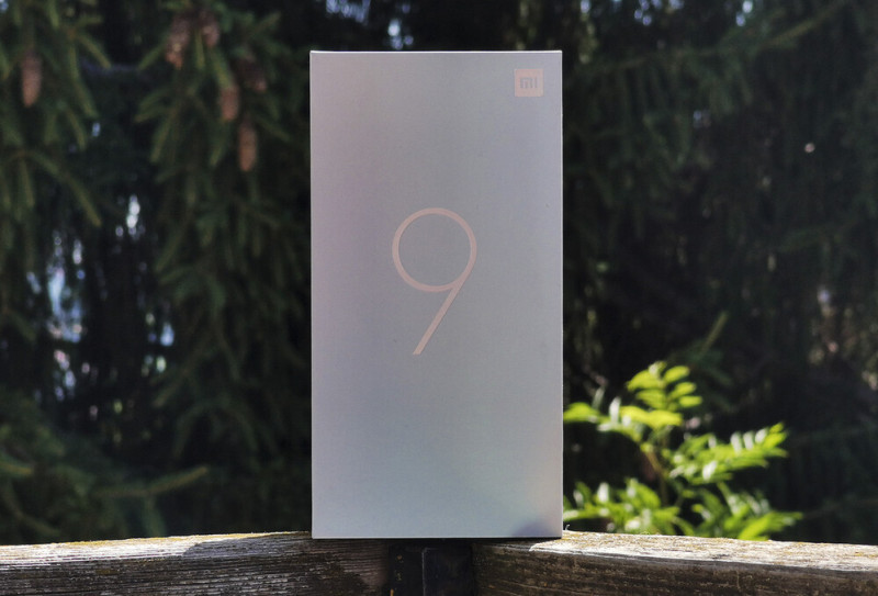 A doboz is többféle színben töri meg a ráeső fényt