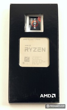 Az R7 és R9 dobozának plusz tartalma egyezik, kivéve a processzort tartó tálca körítését