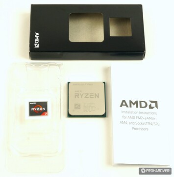 Az R7 és R9 dobozának plusz tartalma egyezik, kivéve a processzort tartó tálca körítését