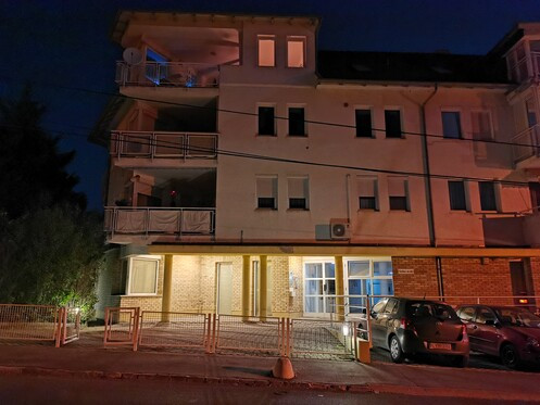 Esten gyakran narancssárgás a fehéregyensúly a lámpafények miatt, amit utólag a színegyensúly állításával lehet korrigálni