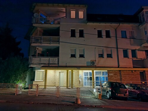 Esten gyakran narancssárgás a fehéregyensúly a lámpafények miatt, amit utólag a színegyensúly állításával lehet korrigálni