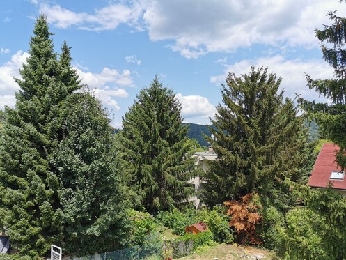 Az eredeti fotó balra, némi mobilos korrekció jobbra