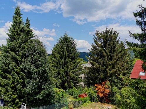 Az eredeti fotó balra, némi mobilos korrekció jobbra