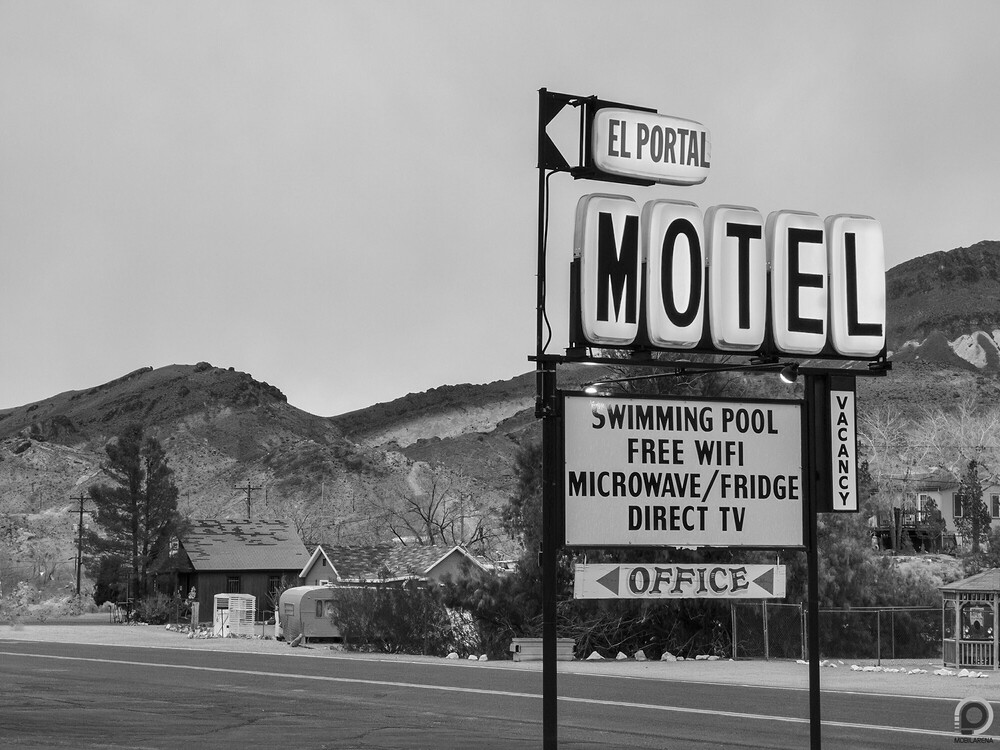 Világvégi amerikai motel, fekete-fehérben sejtelmesebb