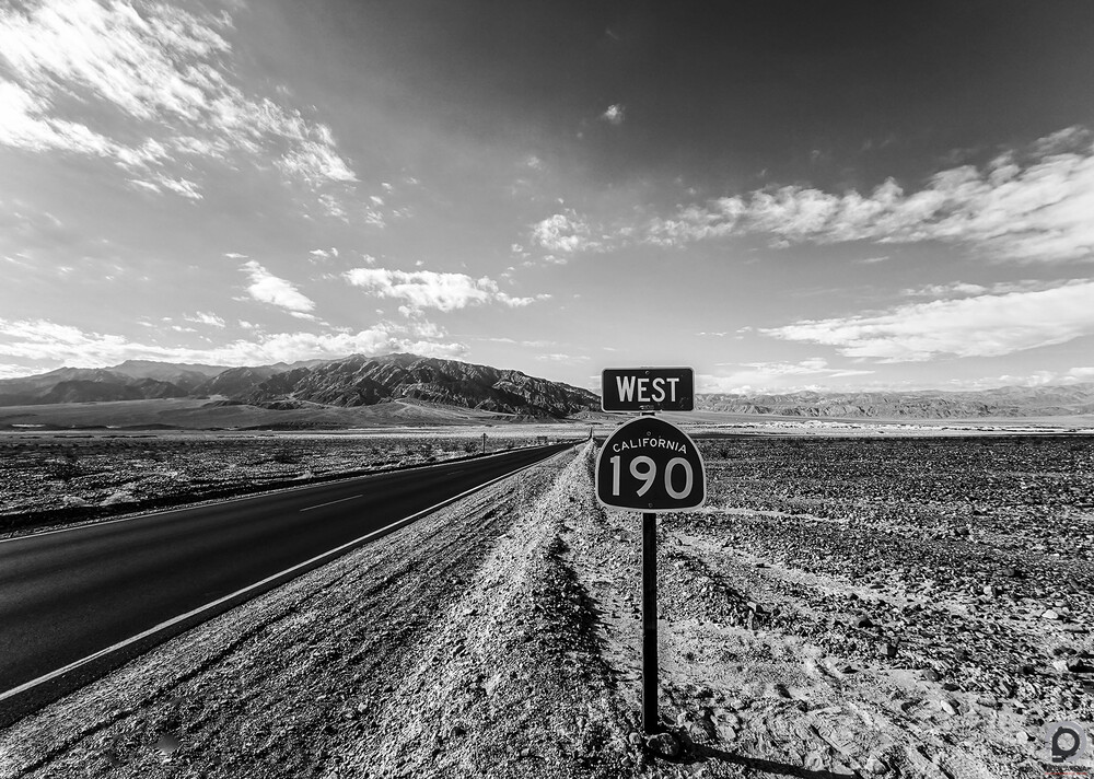 Death Valley kietlen, sivatagi tája még élettelenebb fekete-fehérben