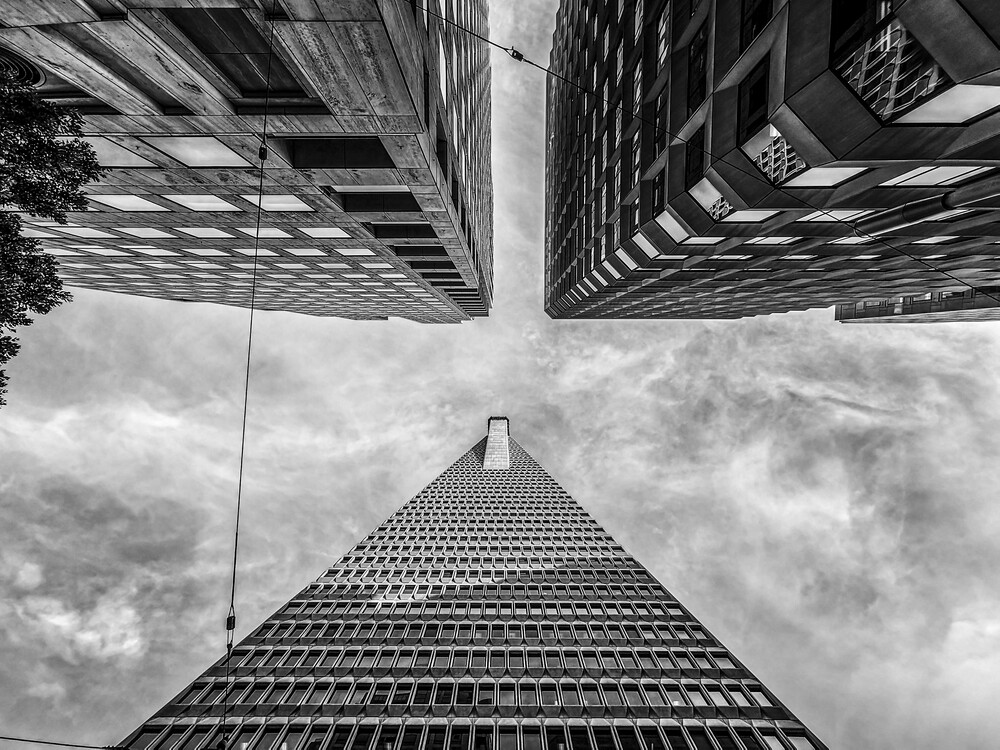 San Francisco felhőkarcolói alulnézetből, kiemeléssel
