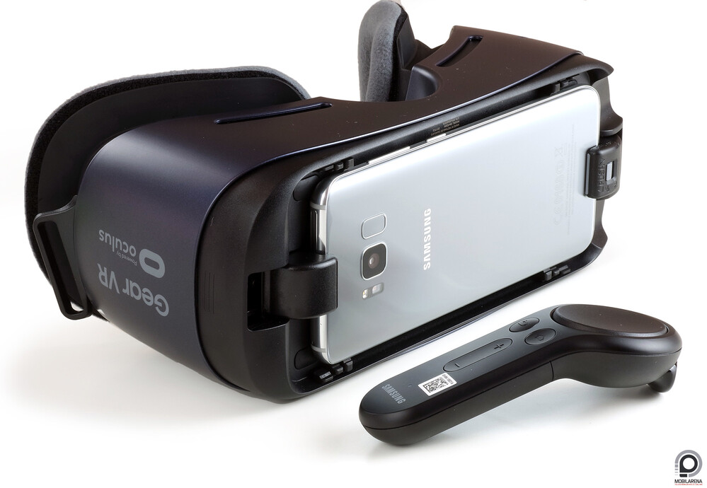 A Gear VR, kontrollerrel és egy korábbi Galaxy modellel