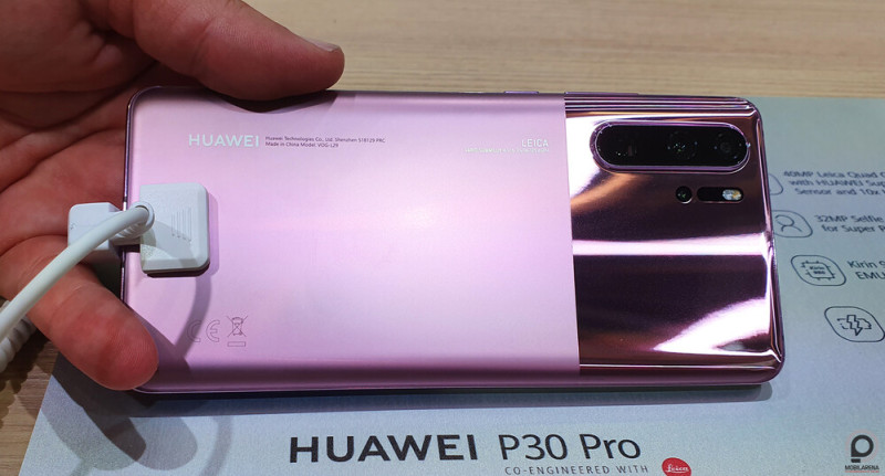 A félig matt, félig fényes dizájn a Google telefonokról lehet ismerős