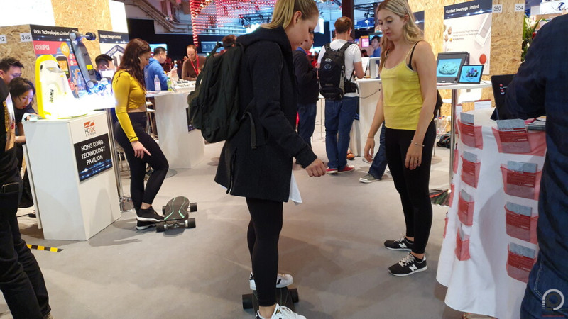 AliceWake elektromos gördeszkát próbált