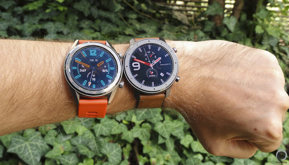 A Huawei Watch GT és az Amazfit GTR (jobbra) egymás társaságában