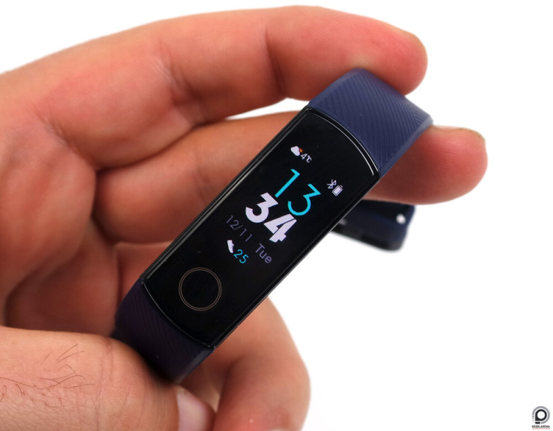 Onnan lehet tudni, hogy ez a Honor Band 4, hogy a Band 5 tesztkészülék szíja fekete. Plusz, Boggal ellentétben én körömlakkot viselek.