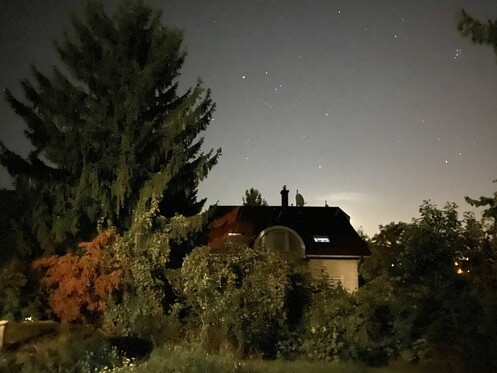 Alul balra: az iPhone 11 fotója koromsötétben, jobbra: a P30 Pro éjjeli képe