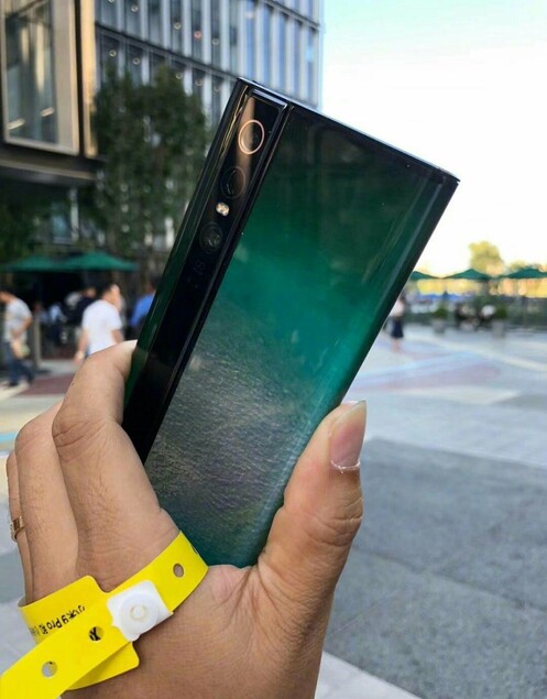 A Mi Mix Alpha élőben
