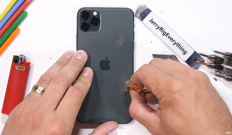 Az iPhone 11 Pro Max Zack Nelson tesztasztalán