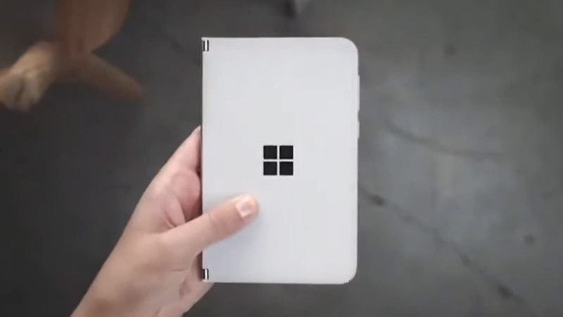 A Surface Duo összecsukva