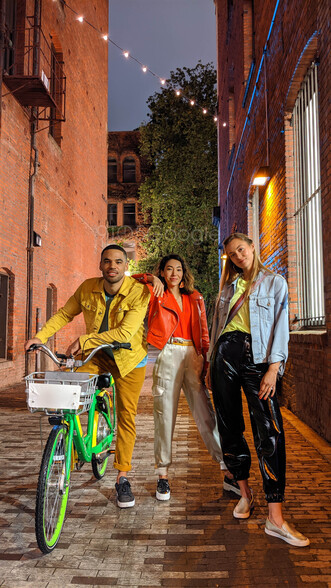 Nem rossz a hátlapi portré és a két éjjeli csapatkép sem