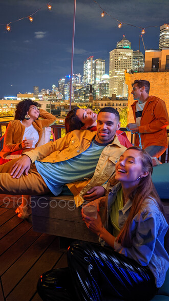 Nem rossz a hátlapi portré és a két éjjeli csapatkép sem