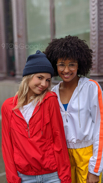 Nem rossz a hátlapi portré és a két éjjeli csapatkép sem