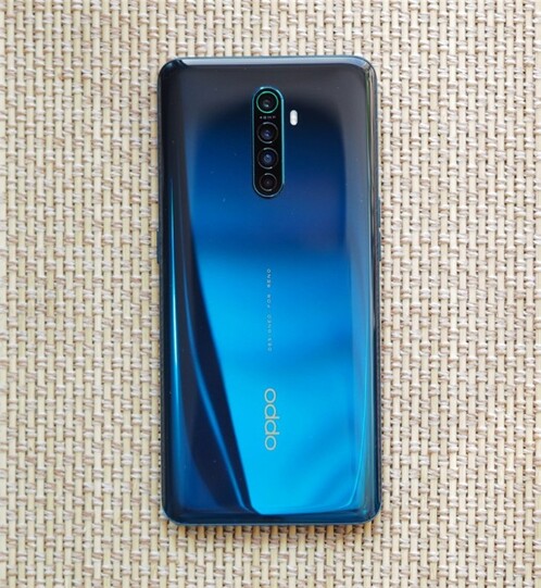 Az Oppo Reno Ace elölről és hátulról