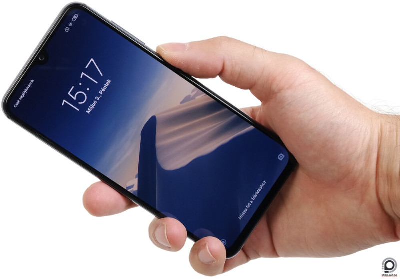 Nagyon hasonlít a Mi 9 SE-re, de élőben nyilván nagyobb.