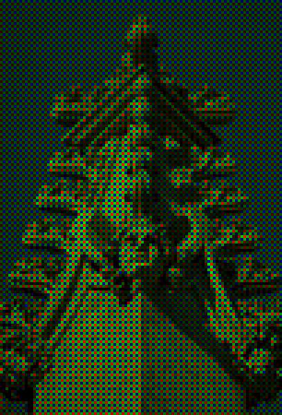 Egy hagyományos RGB szenzor által látott kép vs. a színes eredmény demosaic feldolgozás után