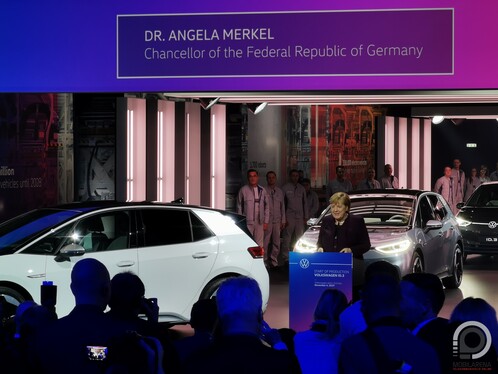 Az eseményen ott volt Dr. Angela Merkel, illetve a gyártósorokon dolgozó munkások egy része is.