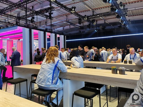 Az eseményen ott volt Dr. Angela Merkel, illetve a gyártósorokon dolgozó munkások egy része is.