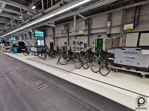 A személyzet a csarnokokon belül is biciklivel közlekedik, hiszen a távolságok igen nagyok.