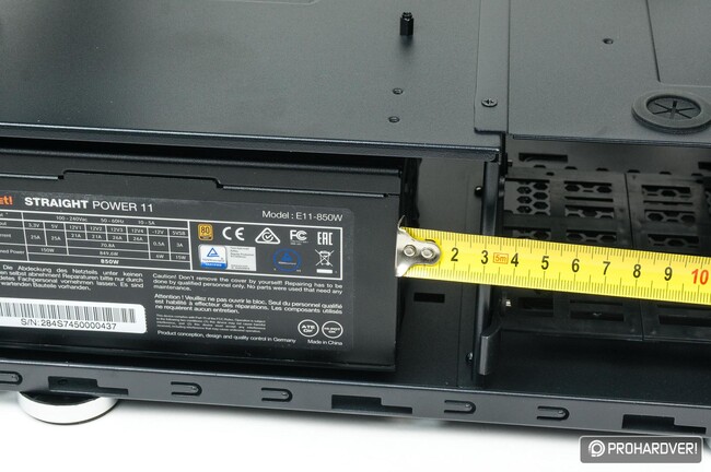 Egy 170 mm-es tápegység mögött bizony már semminek sem marad hely