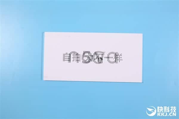 A szavak a meghívó fekete tokjában rajzolódnak ki.