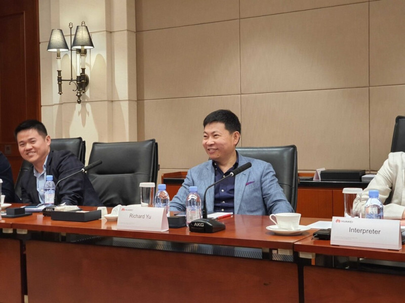 Richard Yu a francia sajtótájékoztatón.