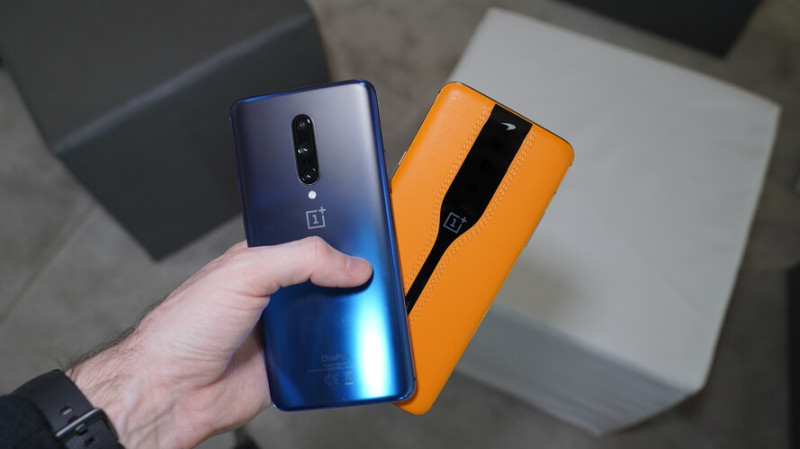 Itt épp egy OnePlus 7 Pro mellett látható, technikailag egyébként a 7T Prónak felel meg