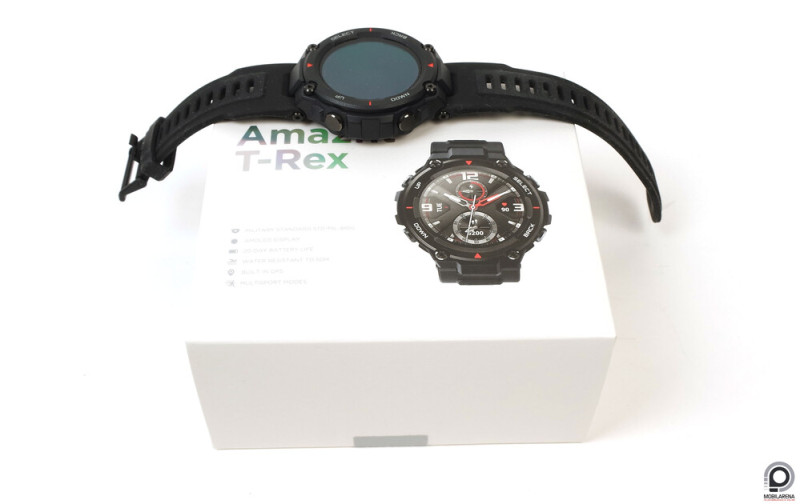 Elég nagy a doboz, de csak az óra és a töltő van benne