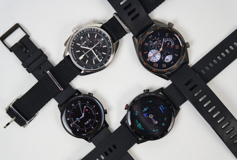 Egy analóg, egy Huawei és két Honor óra egymás társaságában