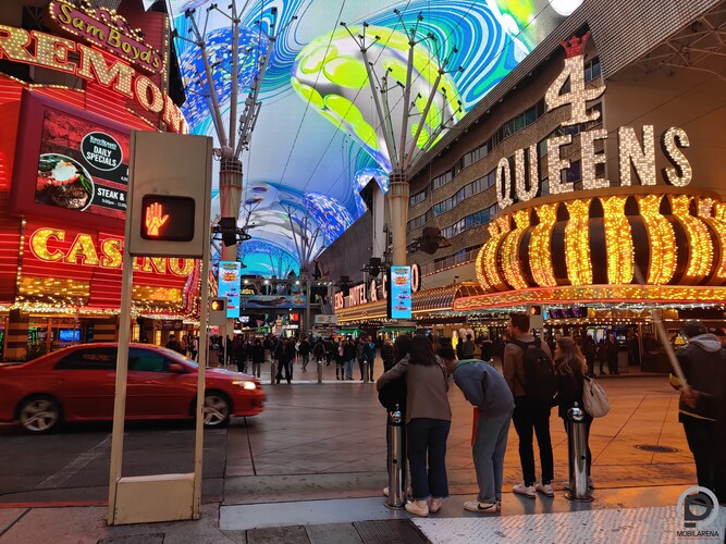 A Fremont street egyik zebrája, ahol az ember ráeszmél arra, hogy nem egy épületen belül van
