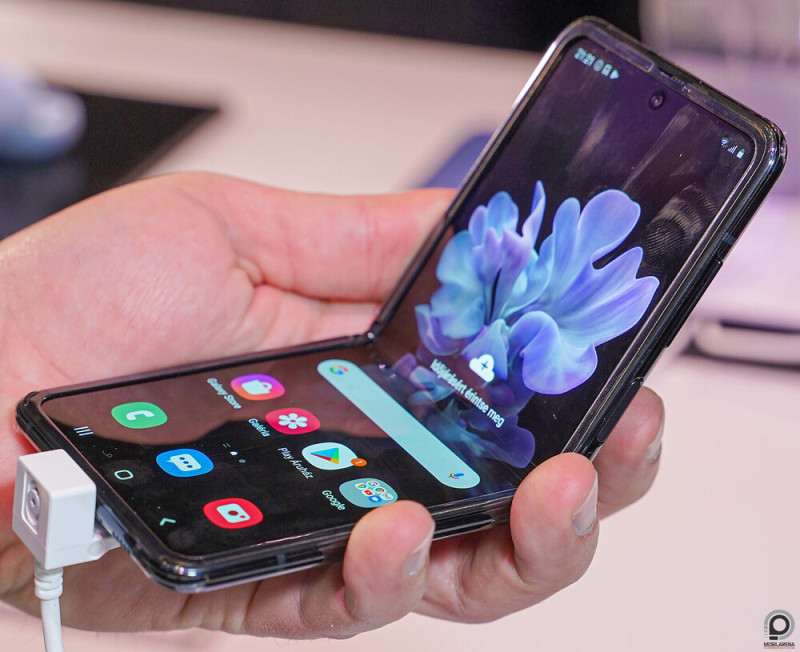 Jól látható, mégse zavaró a Galaxy Z Flip apró kameraluka