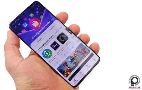 Bal oldalt a sima Galaxy S20, jobb oldalt pedig a Galaxy S20+ a kezemben