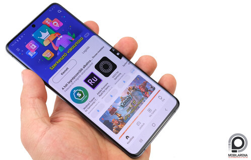 Bal oldalt a sima Galaxy S20, jobb oldalt pedig a Galaxy S20+ a kezemben