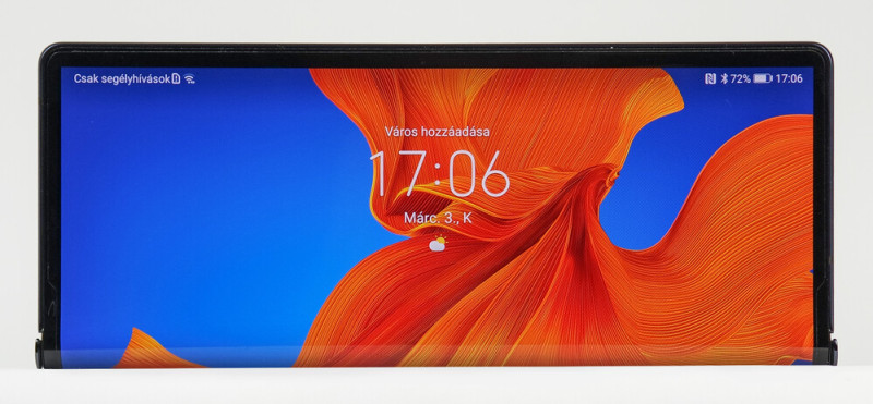 Félig nyitva, az asztallapon