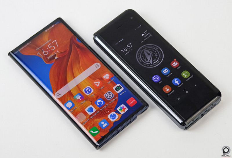 A Fold kompaktabb csukva, ám jóval kisebb a kívülre eső kijelző