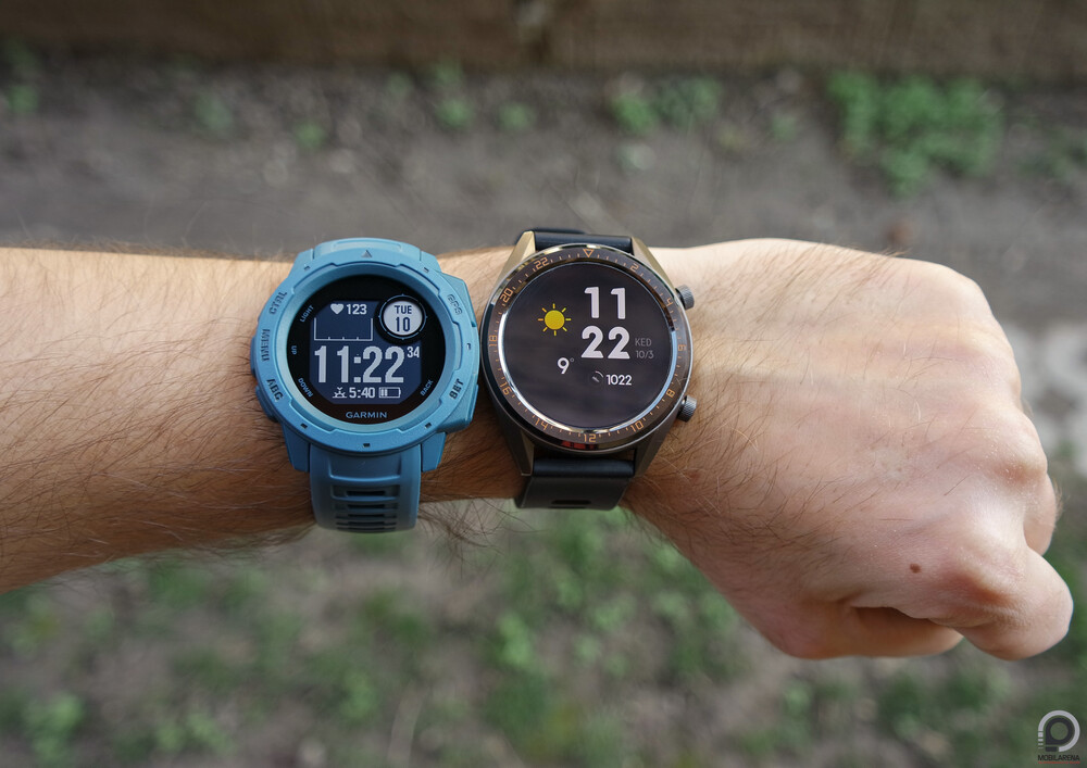 A Garmin Instinct a Huawei Watch GT2 mellett