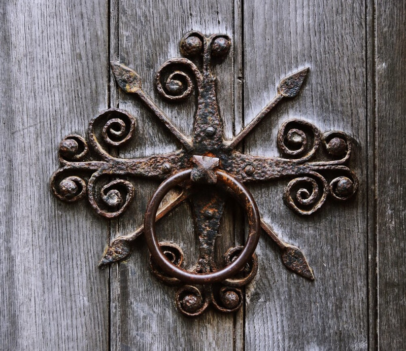 Ez a középkori réz kopogtató valószínűleg halomra ölte a pestis baktériumokat.