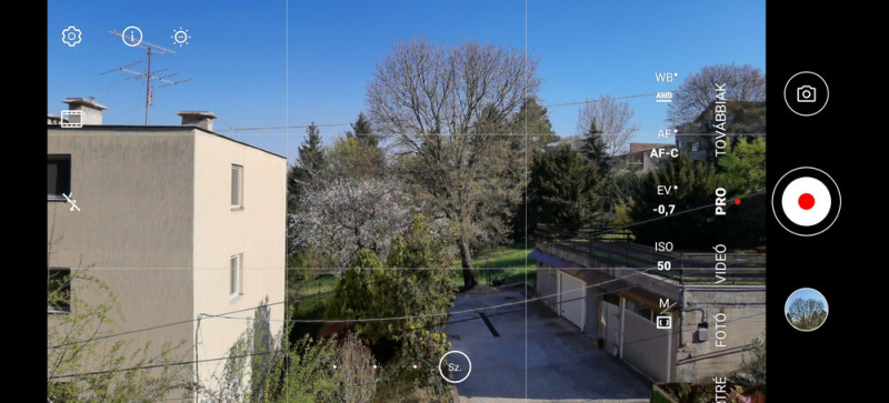 A profi videó mód a mérési mód, az érzékenység, az expozíció, a fókusz és a fehéregyensúly állításával