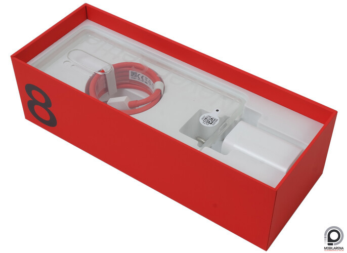 Kiemelkedőnek semmiképp nem mondható a tartozékcsomag