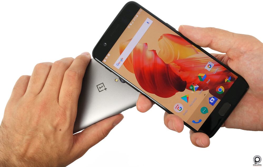 A OnePlus 5 a 3T előterében