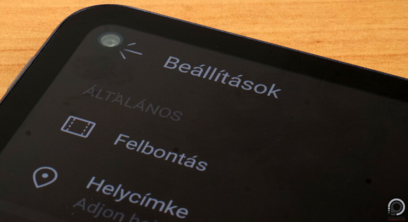 Nem mindenhol van felkészítve a kezelőfelület a kameralyukra