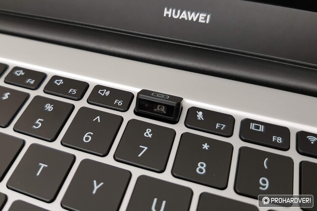 Huawei-védjegy lett a szokásos, jópofa, de nem ideális helyen lévő webkamera