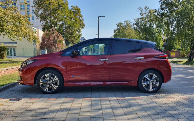 A csomagtér mérete is megnőtt: a 435 literes méter nem csak az e-autók között, hanem amúgy is egy nagyon kellemes érték.