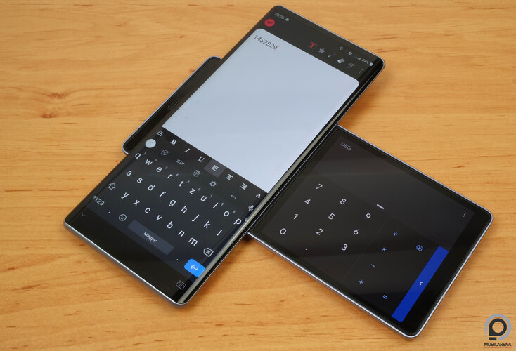 Két bevitel egymás mellett sajnos nem működik, a virtuális billentyűzetet mindig vissza kell nyitni, ha elkezdjük pötyögni a számológépet